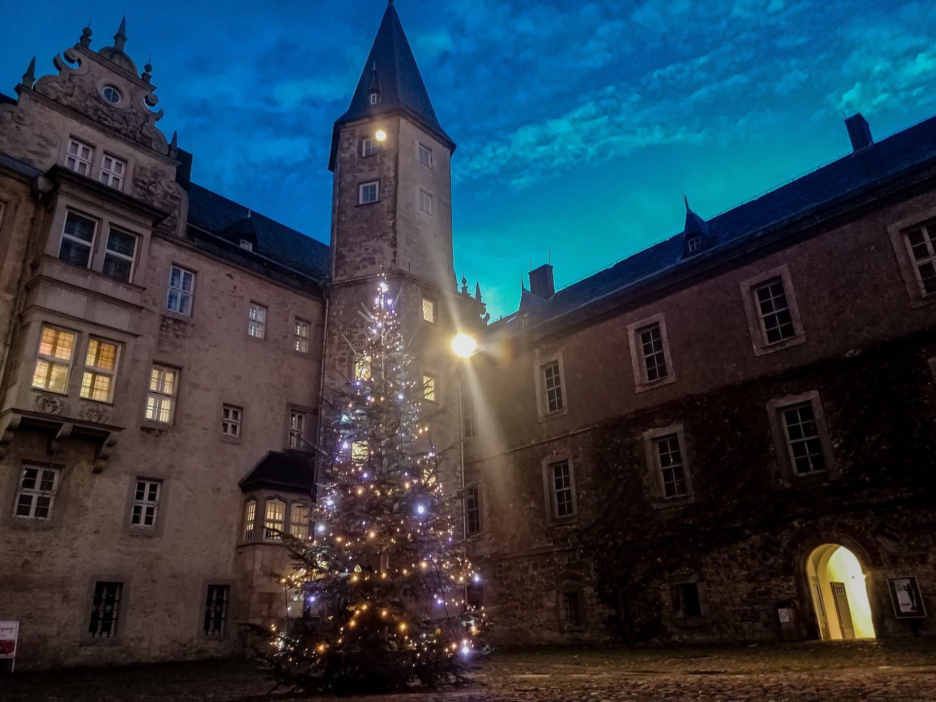 Wolfsburgs Lichterglanz Schloss Wolfsburg Innenhof mit Weihnachtsbaum